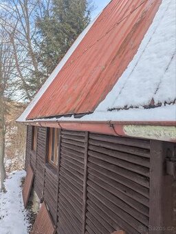 Plechová střecha z chaty, okapy , ostatní materiál. - 1