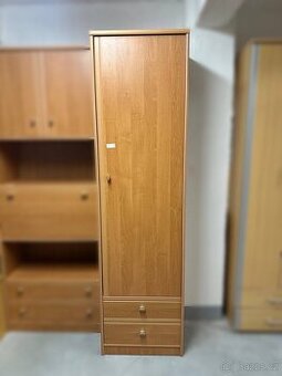 Skříň na oblečení s šuplíky