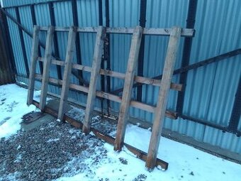 Dřevěná podlážka s trámem