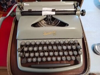 Prodám kufříkový psací stroj.