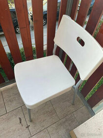 Obyčejné bíle venkovní židle