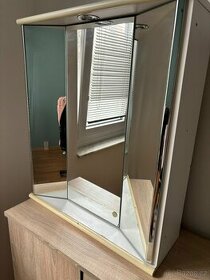 Zrcadlová skříňka na stolek