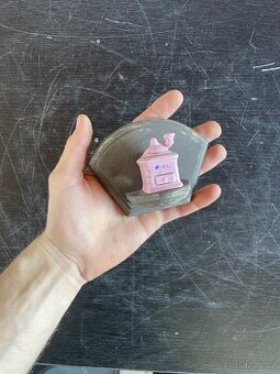 Roztomilá vintage nástěnná polička s porcelánovým mlýnkem