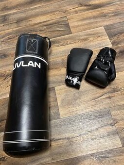 Boxovací pytel s rukavicemi