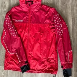 Sportovní červená větrovka s kapucí HUMMEL, vel L ( spíše XL - 1