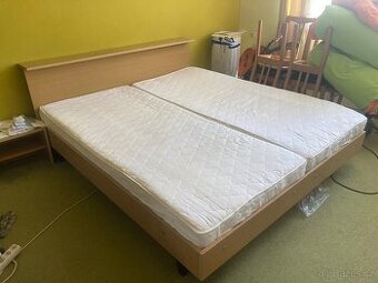 Postel cca 170 x 200 + stolky a matrace