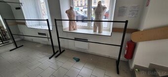 vybavení obchodu- štendry, prodejní pult, vitríny, koše