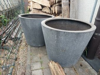 Prodám velke laminátové květníky objem 57 litrů