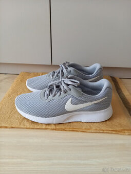 Tenisky NIKE TANJUN - velikost 40.5