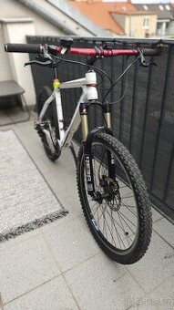 Orbea Alma – karbonový hardtail, RockShox Reba, hezký stav
