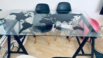 Skleněný jídelní stul