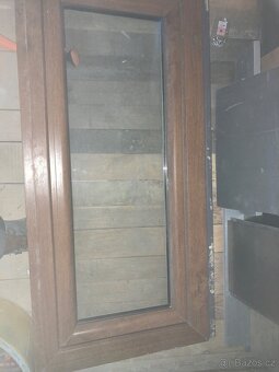 Prodám dvě plastová okna v odstínu zlatý dub