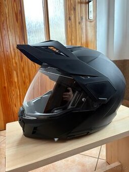 Helma na motorku HJC i80