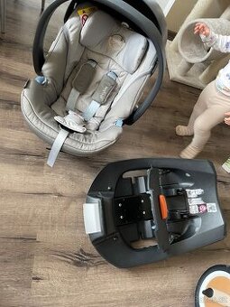 Autosedačka se základnou