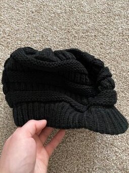 Nová dámská zimní pletená čepice s kšiltem