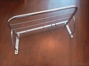 Retro starou pochromovou polici