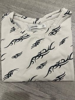 Crop top bílý s černými znaky XS