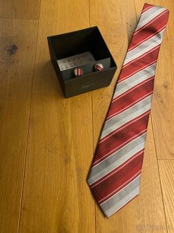 Kravata keprovaná červeno stříbřitá