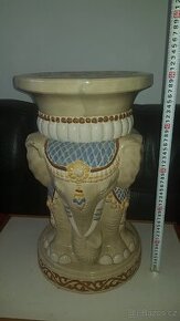 Porcelánový zdobený stolek se slony výška 50cm,šířka 30cm
