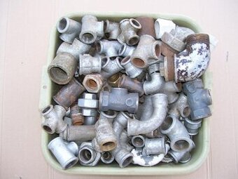 Kovové součástky vodovodu.