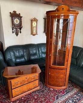 Rohová prosklená vitrína s komodou z masivu,6143