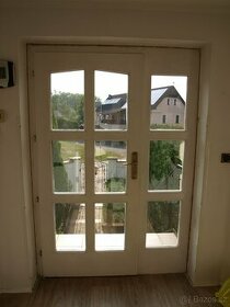 Dveře vstupní a dvě pevná okna do verandy, chaty a pod.