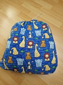 Dětská cestovní deka s polštářek v batohu