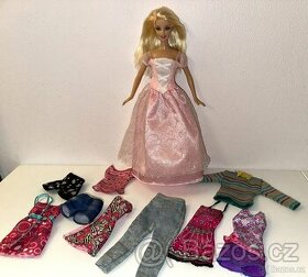 Barbie s oblečky.