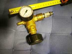 Regulátor tlaku  vzduchu s manometrem a manometr malý,kulové