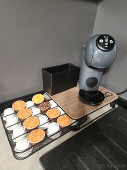 Kávovar Dolce Gusto v šuplíku a odpadni nadobky