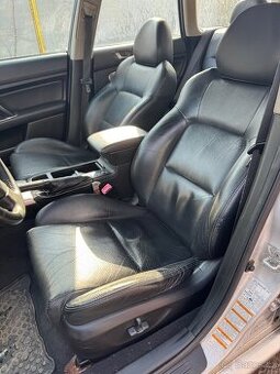 Subaru legacy interiér