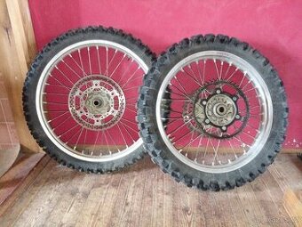 Kola a výfuk na RM 250
