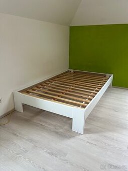 Dřevěná postel s matrací 120x200cm