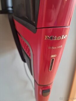 Prodám aku vysavač Miele Triflex HX1 - červený