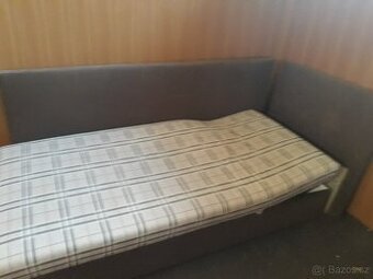 Postel s uloznym prostorem