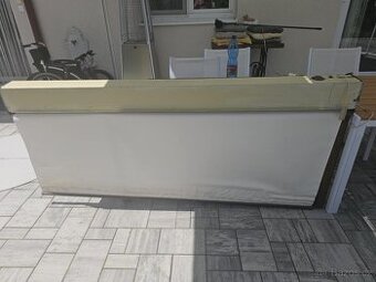 elektrické stříbrné promítací plátno