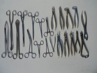 Staré chirurgické nástroje .