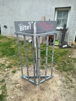 Reklamní stojan na pamlsky