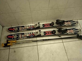 krátké lyže , lyže pro děti , hůlky, lyže