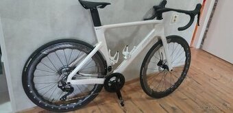 Celokarbonové silniční kolo