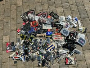 Autopotřeby, klíčenky, znaky, samolepky