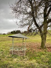 Krmelec na balík sena se střechou