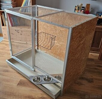 Voliéra / klec s výsuvným dnem a otočným podstavcem s miskam