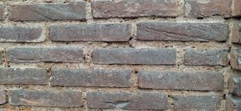 Staré cihly značené hodně pálene červené