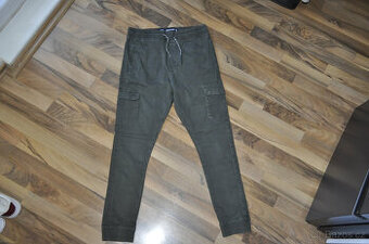 khaki kapsáče, jogger kalhoty s kapsami