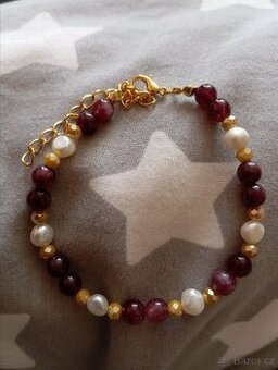 Náramek s granáty a perlami