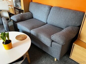 Pohovka, křeslo a konferenční stolek