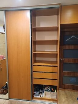 Vestavěnou skříň na míru + horní skříňku