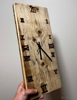 Dřevěné ručně vyráběné hodiny ze smrkového dřeva
