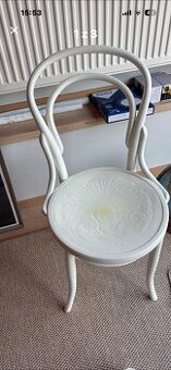 1 zidle po renovaci - lehce zazloutla sedaci plocha asi buo